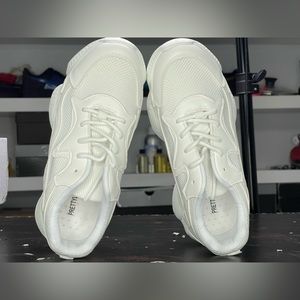 White Sneaker (Trainer)